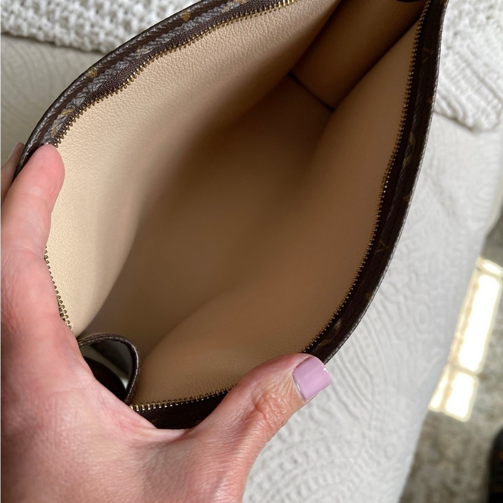 Louis Vuitton Monogram Pouch Toiletry 26 - Picture 8 of 11